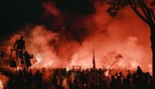 Ilustrasi, Bagaimana ribuan individu baik-baik bisa berubah menjadi perusuh anonim di stadion? Jawabannya adalah 'deindividuasi' dan psikologi 'us vs them'. Dok: Istimewa.