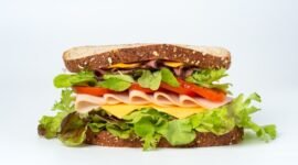 Ilustrasi, Generasi Sandwich menanggung beban ganda: merawat orang tua dan membesarkan anak (atau diri sendiri). Di tengah himpitan ekonomi, bakti anak berbenturan dengan impian pribadi. Dok: Istimewa.