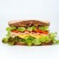 Ilustrasi, Generasi Sandwich menanggung beban ganda: merawat orang tua dan membesarkan anak (atau diri sendiri). Di tengah himpitan ekonomi, bakti anak berbenturan dengan impian pribadi. Dok: Istimewa.