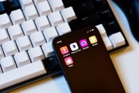 Ilustrasi, Dating apps mengubah lanskap asmara dari pertemuan tatap muka ke usapan layar. Namun, apakah banyaknya pilihan justru mempersulit kita menemukan cinta sejati? Simak ulasannya. Dok: Istimewa.