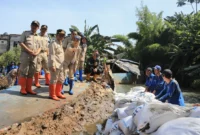Gubernur DKI Jakarta Pramono Anung meninjau lokasi tanggul Kali Krukut yang jebol di Jati Padang, Pasar Minggu, Jakarta Selatan. (Kominfo)