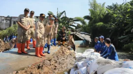 Gubernur DKI Jakarta Pramono Anung meninjau lokasi tanggul Kali Krukut yang jebol di Jati Padang, Pasar Minggu, Jakarta Selatan. (Kominfo)