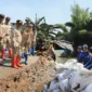 Gubernur DKI Jakarta Pramono Anung meninjau lokasi tanggul Kali Krukut yang jebol di Jati Padang, Pasar Minggu, Jakarta Selatan. (Kominfo)