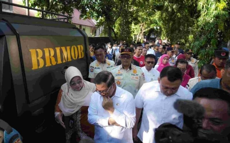 Gubernur Pramono meninjau SMAN 72 Jakarta seusai ledakan.