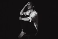 Ilustrasi, Media sosial (TikTok/Instagram) sukses meningkatkan kesadaran kesehatan mental. Namun, kini ia memicu tren self-diagnosis ADHD atau Bipolar yang berbahaya. Dok: Istimewa.