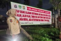 Petugas memasang spanduk larangan asusila di Taman Daan Mogot.