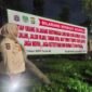 Petugas memasang spanduk larangan asusila di Taman Daan Mogot.