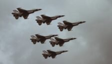 Ilustrasi, Tekanan militer maksimal. Pentagon menyiapkan kapal induk USS George H.W. Bush untuk bergabung dengan USS Abraham Lincoln di Timur Tengah guna menghadapi ancaman Iran jika jalur diplomasi gagal. Dok: Istimewa.