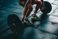 Ilustrasi, Squat adalah raja, tapi deadlift adalah "Raja Segala Latihan". Ia adalah tes paling murni dari kekuatan mentah—mengangkat beban mati dari lantai. Dok: Istimewa.