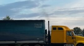 Ilustrasi, Kecelakaan maut di Purworejo: Truk tangki solar oleng, tabrak Avanza, dan hancurkan Suzuki Carry serta ruko di Pasar Bener. Satu orang tewas, tiga luka-luka. Dok: Istimewa.