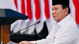 Momen haru di ICU RS Koja. Presiden Prabowo jenguk siswa korban tabrakan mobil MBG. 