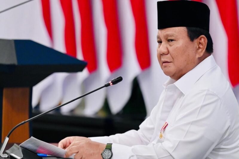 Momen haru di ICU RS Koja. Presiden Prabowo jenguk siswa korban tabrakan mobil MBG. 