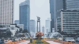 Ilustrasi petugas memeriksa kelaikan bangunan gedung bertingkat di Jakarta. (Posnews/Ist)