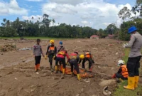 Tim SAR mengevakuasi mayat terdampak banjir dan tanah longsor di wilayah Sumatera pascabencana besar.
(Posnews/Ist)