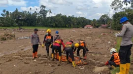 Tim SAR mengevakuasi mayat terdampak banjir dan tanah longsor di wilayah Sumatera pascabencana besar.
(Posnews/Ist)