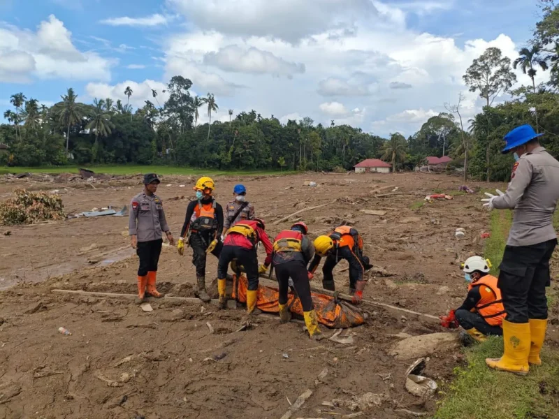 Tim SAR mengevakuasi mayat terdampak banjir dan tanah longsor di wilayah Sumatera pascabencana besar.
(Posnews/Ist)