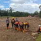 Tim SAR mengevakuasi mayat terdampak banjir dan tanah longsor di wilayah Sumatera pascabencana besar.
(Posnews/Ist)