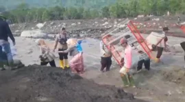 Petugas evakuasi korban banjir dan longsor di Aceh usai BNPB mencatat ribuan korban terdampak bencana Sumatera.(Posnews/Ist)
