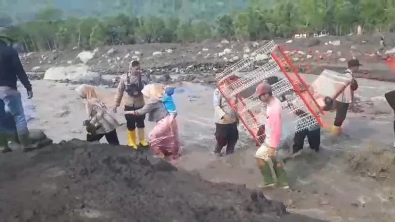 Petugas evakuasi korban banjir dan longsor di Aceh usai BNPB mencatat ribuan korban terdampak bencana Sumatera.(Posnews/Ist)
