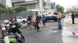 Banjir rob setinggi 30 cm merendam pemukiman elite Pantai Mutiara Pluit Jakarta Utara. (Posnews/MR)