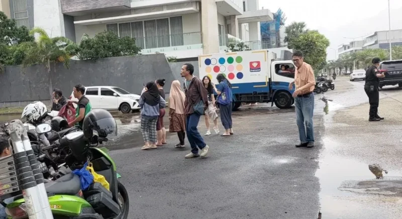 Banjir rob setinggi 30 cm merendam pemukiman elite Pantai Mutiara Pluit Jakarta Utara. (Posnews/MR)