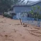 Banjir setinggi lutut hingga pinggang merendam Jalan Dr. F.L. Tobing, Sibolga, akibat luapan Sungai Aek Doras. (Posnews/Polres Sibolga)