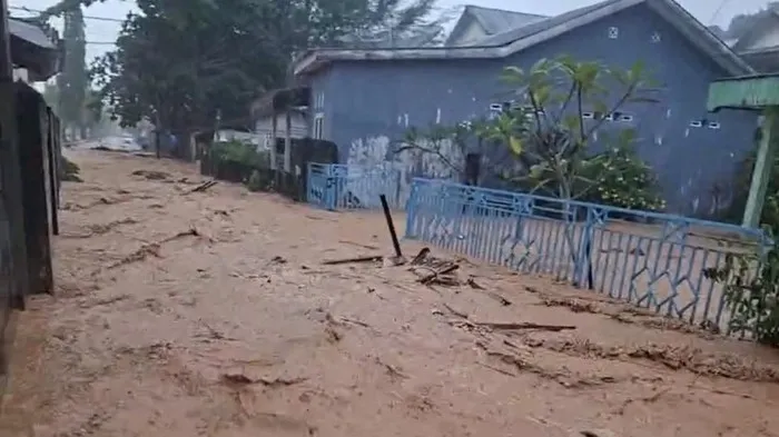 Banjir setinggi lutut hingga pinggang merendam Jalan Dr. F.L. Tobing, Sibolga, akibat luapan Sungai Aek Doras. (Posnews/Polres Sibolga)
