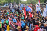 Belasan ribu nelayan dan pelaku usaha perikanan menggelar aksi unjuk rasa di depan Kantor Kementerian Kelautan dan Perikanan (KKP), Gambir, Jakarta Pusat, menuntut reformasi kebijakan perikanan nasional.(Posnews/MR)