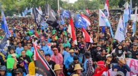 Belasan ribu nelayan dan pelaku usaha perikanan menggelar aksi unjuk rasa di depan Kantor Kementerian Kelautan dan Perikanan (KKP), Gambir, Jakarta Pusat, menuntut reformasi kebijakan perikanan nasional.(Posnews/MR)