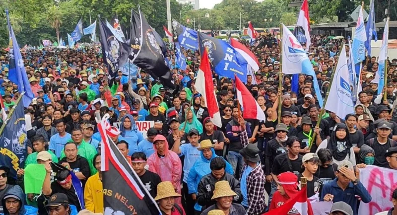 Belasan ribu nelayan dan pelaku usaha perikanan menggelar aksi unjuk rasa di depan Kantor Kementerian Kelautan dan Perikanan (KKP), Gambir, Jakarta Pusat, menuntut reformasi kebijakan perikanan nasional.(Posnews/MR)