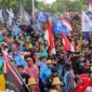 Belasan ribu nelayan dan pelaku usaha perikanan menggelar aksi unjuk rasa di depan Kantor Kementerian Kelautan dan Perikanan (KKP), Gambir, Jakarta Pusat, menuntut reformasi kebijakan perikanan nasional.(Posnews/MR)