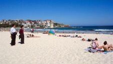 Ilustrasi, Lebih dari sekadar ombak dan pasir. Sejarah panjang Bondi Beach mengungkap perjalanan budaya Australia, mulai dari ukiran batu kuno suku Eora hingga transformasi menjadi pusat pariwisata dunia yang demokratis. Dok: Istimewa.