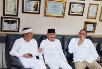 Bupati Bekasi Ade Kuswara Ketika Bersama Gubernur Jawa Barat Dedi Mulyadi dan Tri Adhianto Tjahyono Wali Kota Bekasi. (Posnews/Ist)
