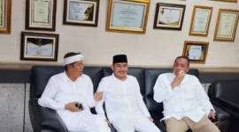 Bupati Bekasi Ade Kuswara Ketika Bersama Gubernur Jawa Barat Dedi Mulyadi dan Tri Adhianto Tjahyono Wali Kota Bekasi. (Posnews/Ist)