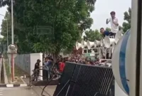 Aksi demo LSM di depan PT TJ Forge Indonesia kawasan KIIC, Karawang. (Posnews/Ist)