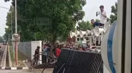 Aksi demo LSM di depan PT TJ Forge Indonesia kawasan KIIC, Karawang. (Posnews/Ist)