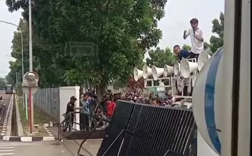 Aksi demo LSM di depan PT TJ Forge Indonesia kawasan KIIC, Karawang. (Posnews/Ist)