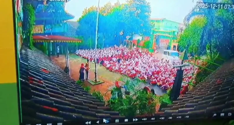 Detik-detik mobil SPPG menerobos lapangan dan menabrak siswa SDN Kalibaru 01 terekam CCTV. (Posnews/Dok.CCTV)
