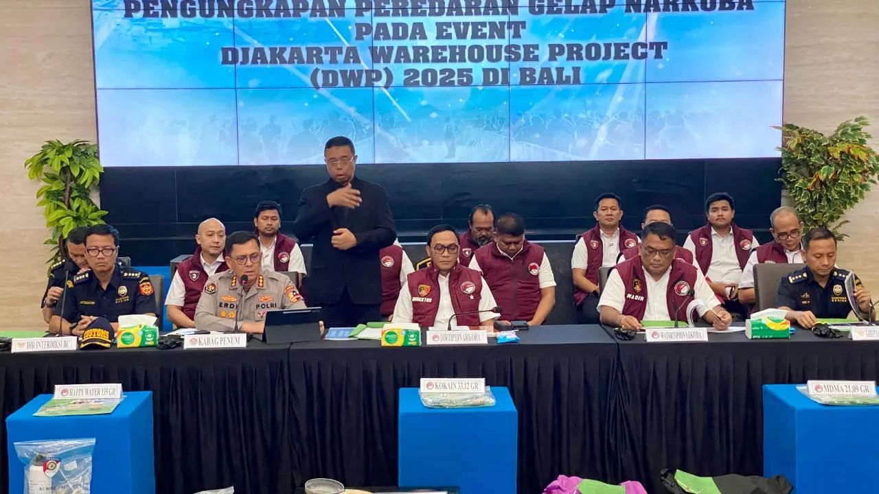 Petugas Bareskrim Polri menunjukkan barang bukti narkoba usai membongkar jaringan pengedar yang menyasar konser DWP 2025 di Bali