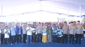 Kapolda Metro Jaya Irjen Pol Asep Edi Suheri Bersama personel Polairud dan masyarakat pesisir mengikuti doa bersama serta sholat gaib di Muara Angke. (Posnews/Ist)