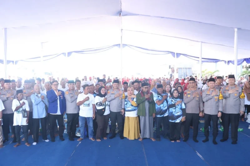 Kapolda Metro Jaya Irjen Pol Asep Edi Suheri Bersama personel Polairud dan masyarakat pesisir mengikuti doa bersama serta sholat gaib di Muara Angke. (Posnews/Ist)