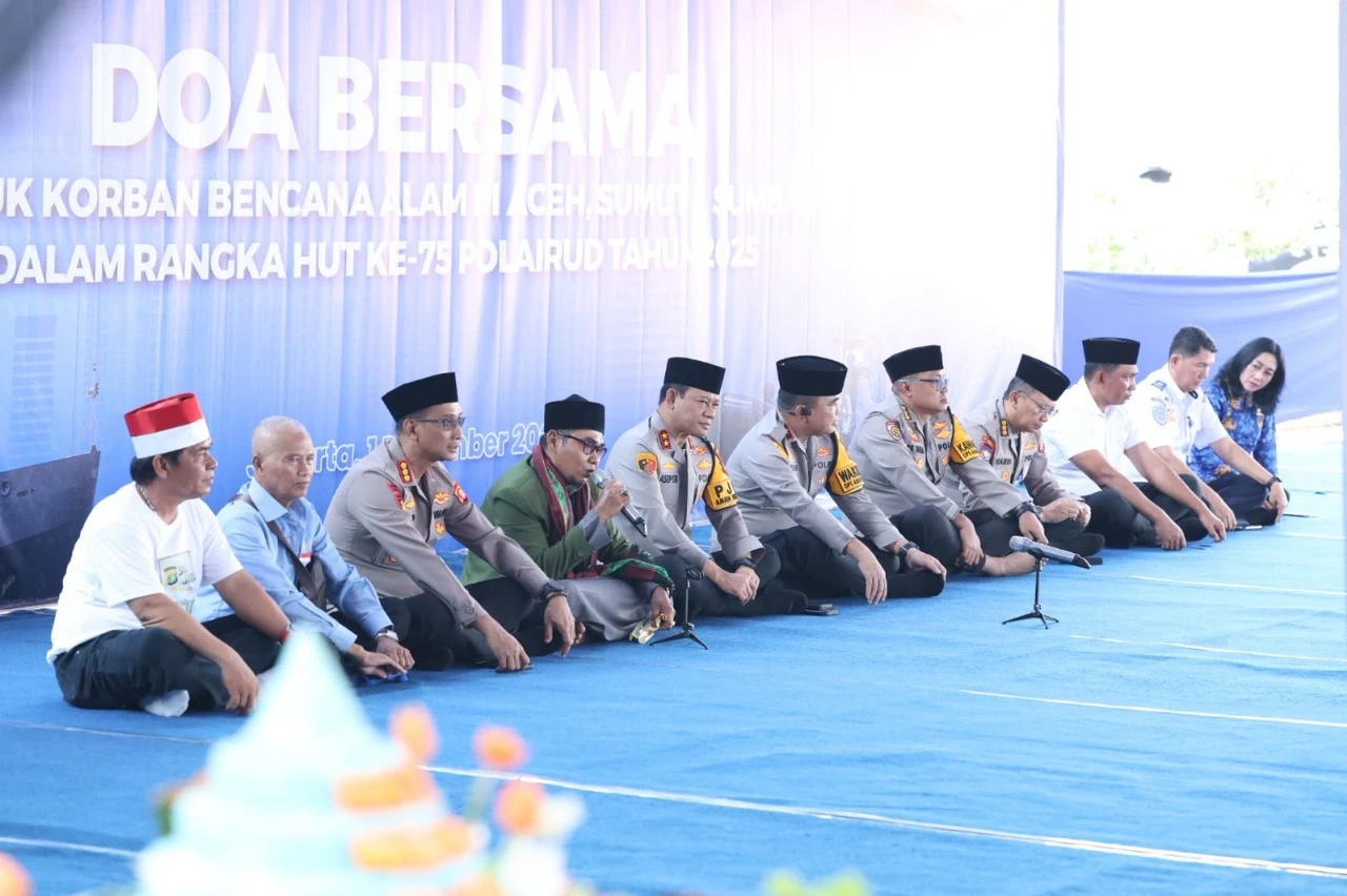 Kapolda Metro Jaya Irjen Pol Asep Edi Suheri menggelar doa bersama, sholat gaib, dan istighosah untuk korban bencana di Sumatra dan Aceh