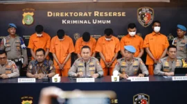 Perbincangan netizen soal dukungan kepada enam polisi di Kalibata viral di media sosial. (Posnews/Ist)