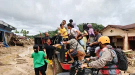 Petugas Tim SAR gabungan mengevakuasi warga terdampak banjir dan longsor di wilayah Sumatera. (Posnews/Ist)
