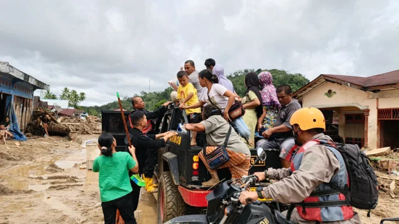 Petugas Tim SAR gabungan mengevakuasi warga terdampak banjir dan longsor di wilayah Sumatera. (Posnews/Ist)
