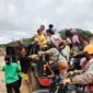 Petugas Tim SAR gabungan mengevakuasi warga terdampak banjir dan longsor di wilayah Sumatera. (Posnews/Ist)
