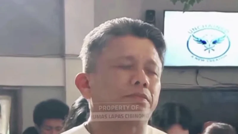 Ferdy Sambo mengenakan kaos putih saat mengikuti ibadah kristiani, kemunculan terbarunya viral dan menuai beragam komentar warganet. (Posnews/Ist)