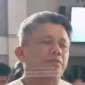 Ferdy Sambo mengenakan kaos putih saat mengikuti ibadah kristiani, kemunculan terbarunya viral dan menuai beragam komentar warganet. (Posnews/Ist)