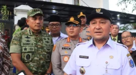 Forkopimko Jakarta Utara bersama Wali Kota Hendra Hidayat meninjau pelaksanaan ibadah Natal 2025 di gereja untuk memastikan keamanan dan kenyamanan umat Kristiani. (Posnews/MR)