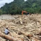 Gelondongan kayu menumpuk di Desa Garoga usai banjir bandang yang menghancurkan permukiman. (Posnews/Ist)